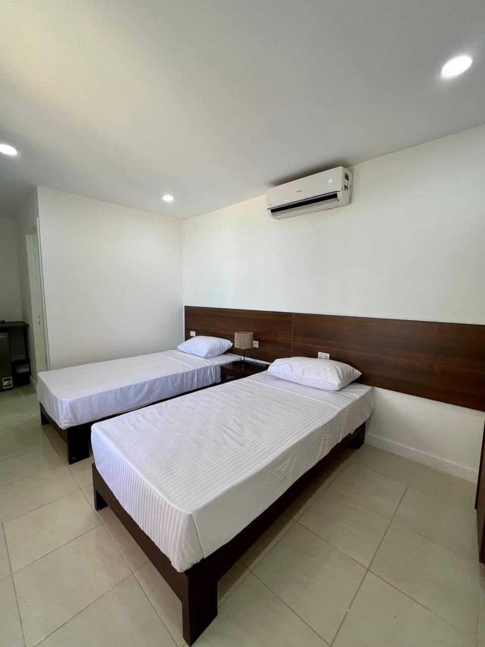 Serafy City Center Hostel And Pool For Foreigners Adults Only Hurghada Rom bilde